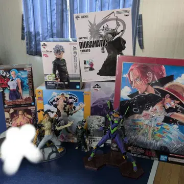 애니메이션 피규어 세트와 아트 프린트