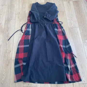 긴팔 롱 원피스 블랙과 빨간색 체크 무늬