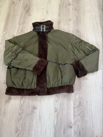 올리브 그린 퍼 점퍼