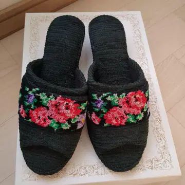 페이러 꽃무늬 자수 룸슈즈 블랙