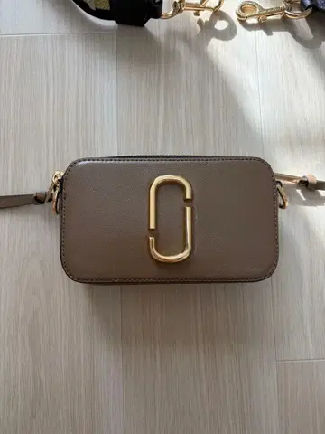 마크 제이콥스 숄더백 베이지