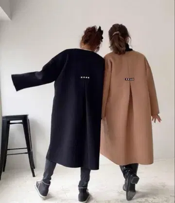 Myu 백 펄 본딩 코트 블랙