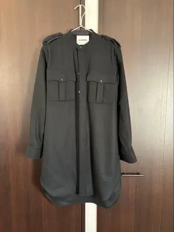 JIL SANDER 에폴렛 부착 밴드 카라 롱 셔츠