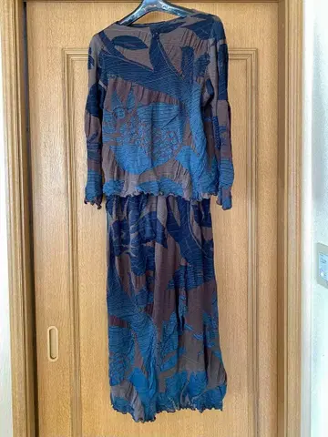 브라운 블루 잎 패턴 셋업