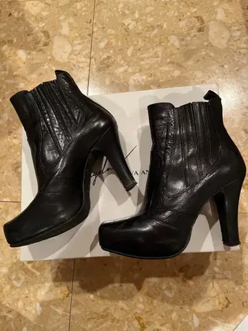 블랙 가죽 부츠 하이힐