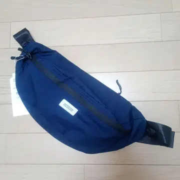 kiu 매킨토시 철학 바디백 네이비