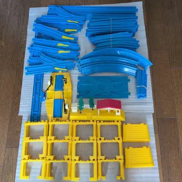 프라레일 선로, 역 건널목 포함