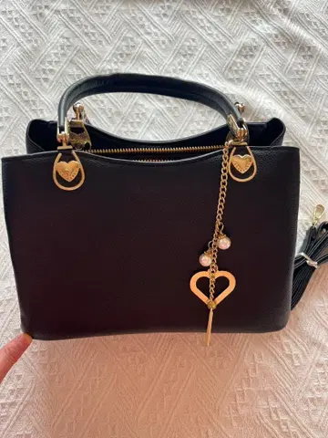 블랙 가죽 핸드백 하트 참 포함
