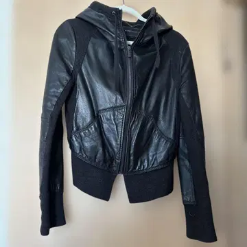 BCBGMAXAZRIA 후드 부착 라무 가죽 자켓