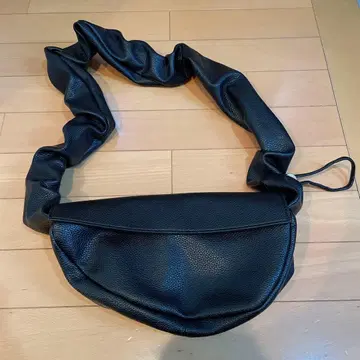 블랙 가죽풍 숄더백