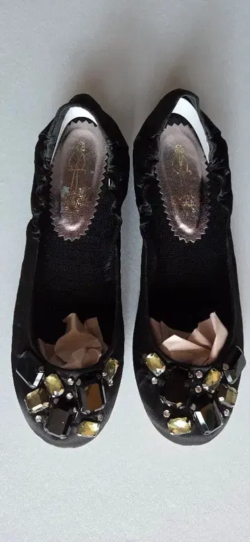 키다리 아저씨 비쥬 장식 블랙 플랫슈즈