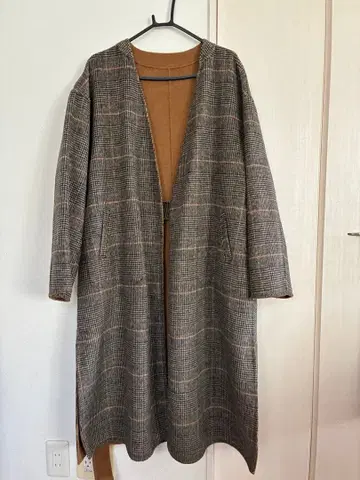 브라운 계열 리버서블 체크 롱 코트