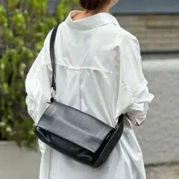 BEARDSLEY 가죽 바디백