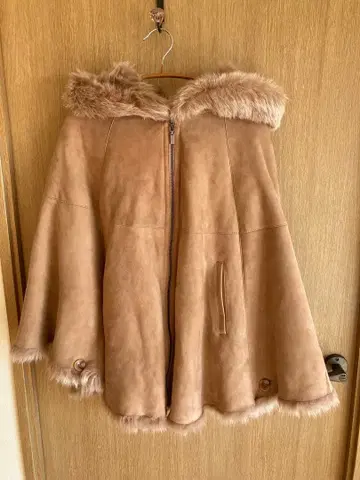 양가죽 후드 부착 베이지 판초 케이프 코트