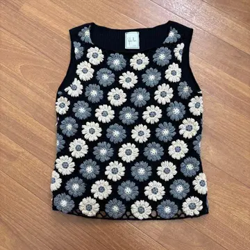 Sybilla 시빌라 꽃무늬 입체 자수 슬리브리스 니트