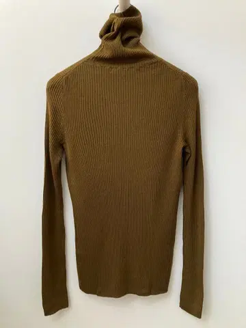 브라운 카키 립 편직 터틀넥 니트