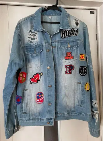 패치가 달린 라이트 블루 데님 자켓