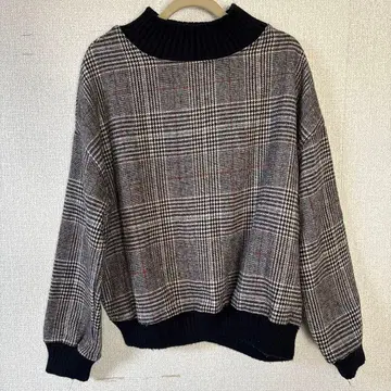 그레이 계열 체크 보틀넥 니트