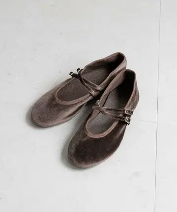 브라운 벨벳 발레 슈즈 스트랩 포함