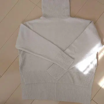 라소에누 서티 쓰리 라이트 베이지 터틀넥 니트