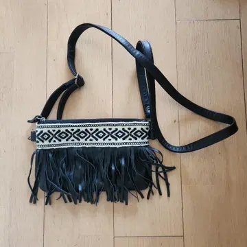 프린지 달린 숄더백 블랙
