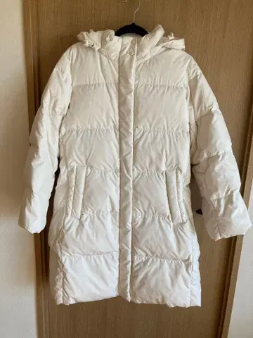 화이트 후드 부착 롱 다운 코트