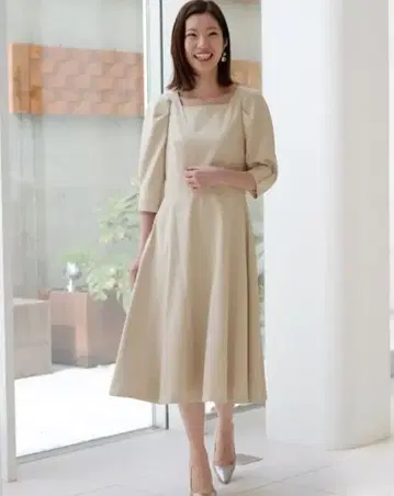 베이지 스퀘어넥 플레어 원피스