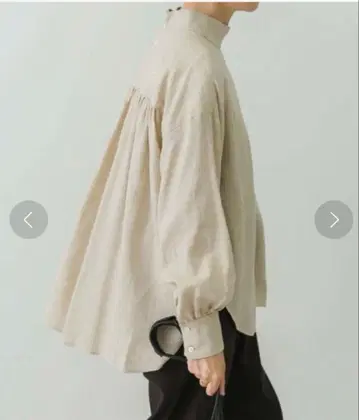 카구레 하이넥 블라우스 라이트 베이지 어반 리서치 도어즈