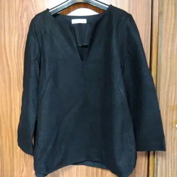 블랙 V넥 칠부 소매 상의 어도어 M