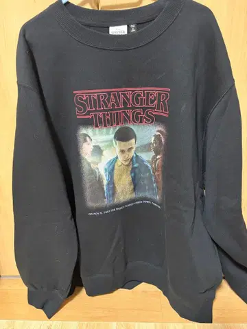 GU 스트레인저 씽스 블랙 맨투맨 XL