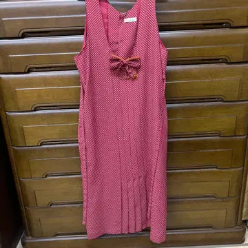 빨간색 물방울 패턴 슬리브리스 원피스