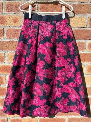 르 쿠르 블랑 꽃무늬 플레어 스커트 네이비와 핑크 사이즈 38