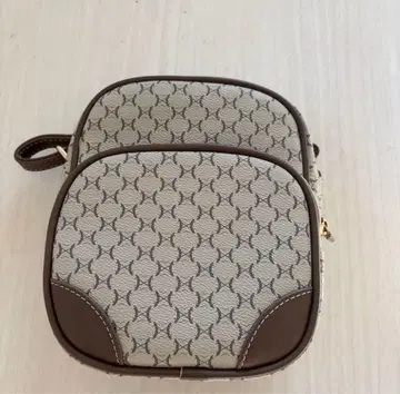 베이지와 브라운의 숄더백