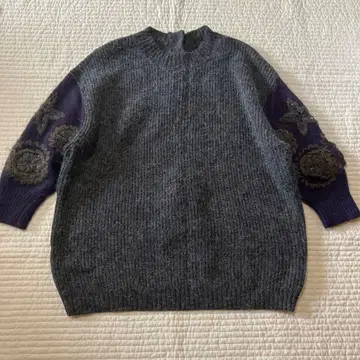 Beardsley 소매 자수 니트