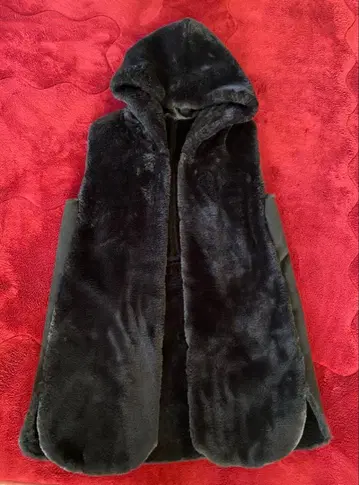 후드 부착 블랙 퍼 베스트