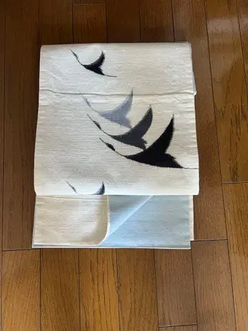 전통적인 오비 화이트 베이스에 블랙 새 무늬