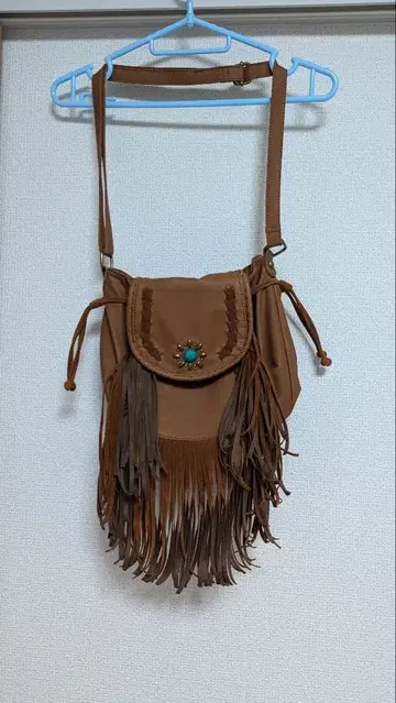 프린지 장식 브라운 숄더백
