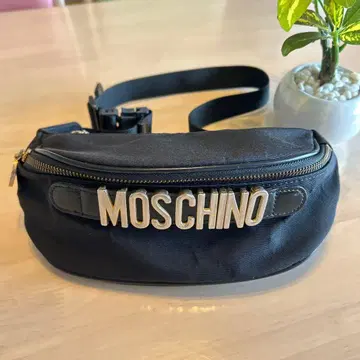 MOSCHINO 힙색
