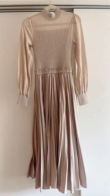 12/25까지 [ ANAYI ] 베이지 긴팔 플리츠 원피스(36)