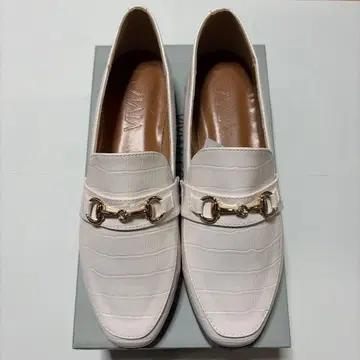 미사용 새상품 VIVIAN 로퍼 아이보리 크로코 LL