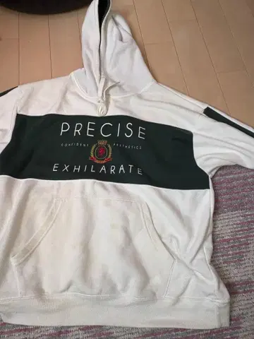 화이트/그린 후드 부착 후드티