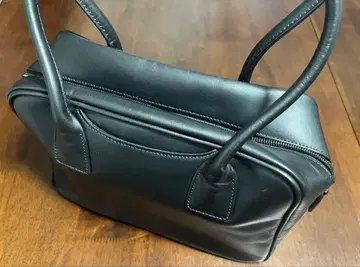 블랙 가죽 핸드백