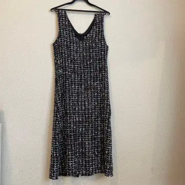 슬리브리스 무릎 기장 원피스 블랙과 화이트 트위드