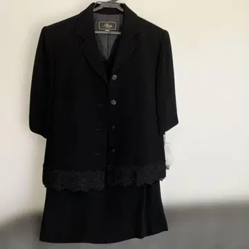 블랙 스커트 수트 레이스 장식 포함