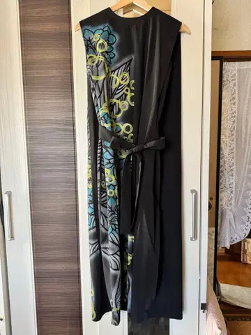 칸나 패턴 슬리브리스 원피스