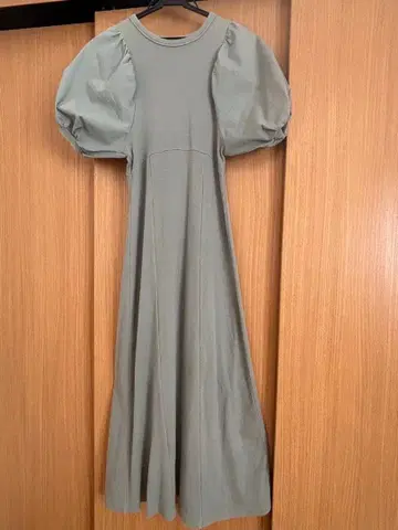 에메랄드 그린 퍼프 슬리브 플레어 원피스