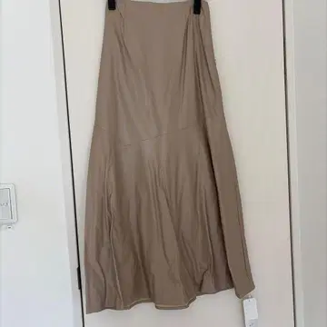 베이지 인조 가죽 플레어 스커트