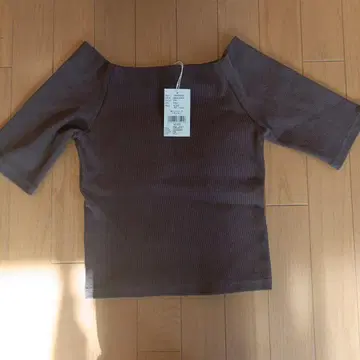 오프숄더 반팔 상의