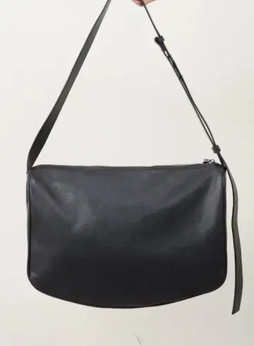 스와로 바닥 숄더백 블랙