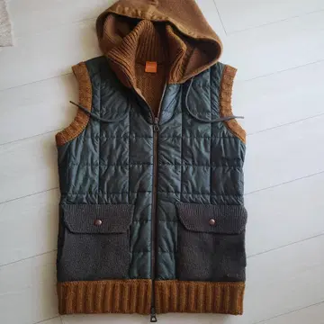 BOSS ORANGE 후드 부착 충전솜 니트 베스트